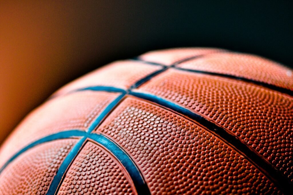 Entender o que é basquete passa por conhecer a bola do jogo.