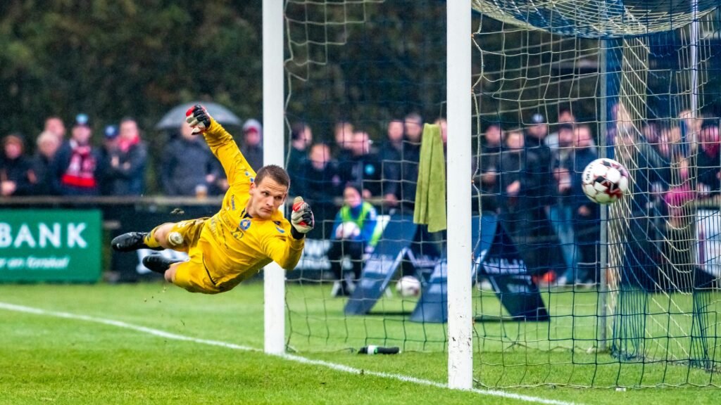 Ao entender o que é o futebol, entendemos que o goleiro pode ser o maior vilão