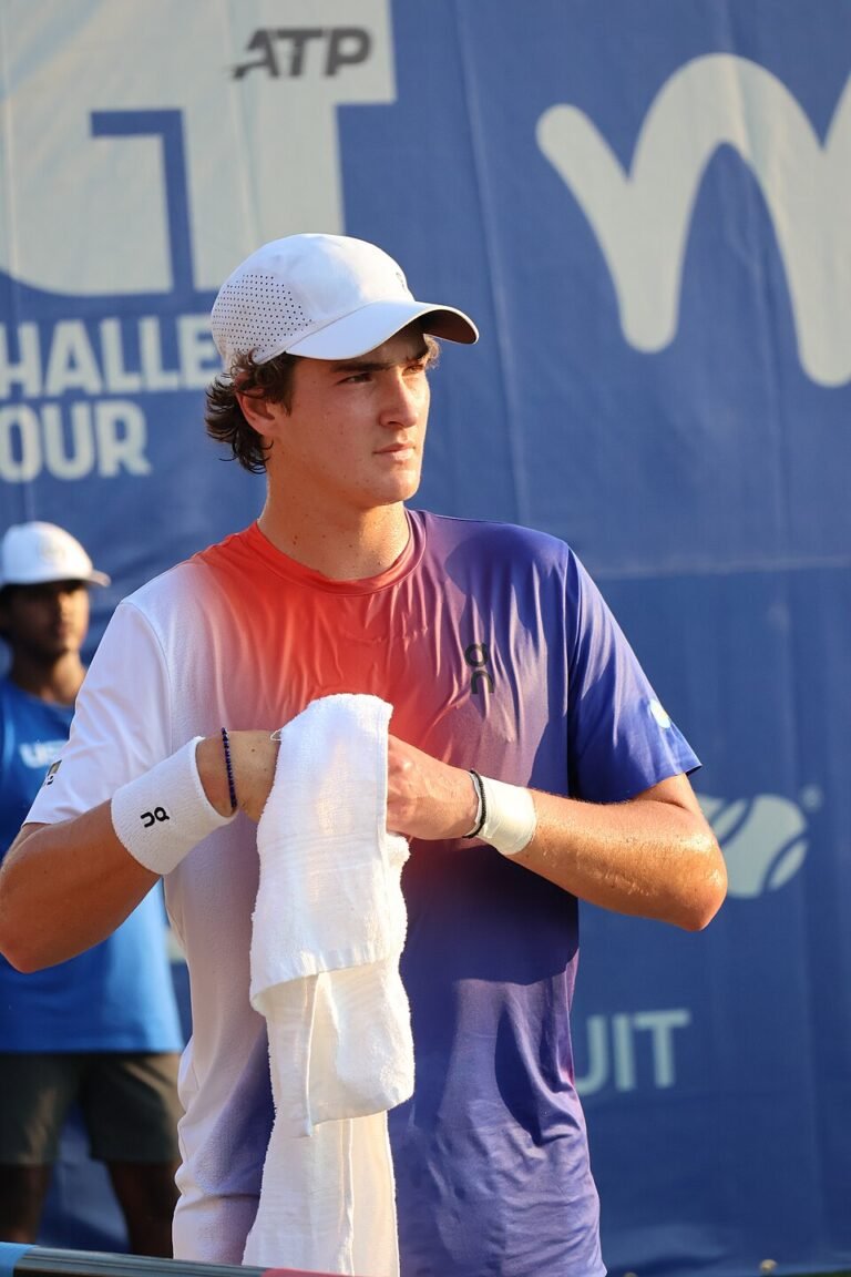 João Fonseca avança em Roland Garros
