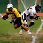 Jogadores de Lacrosse no campo