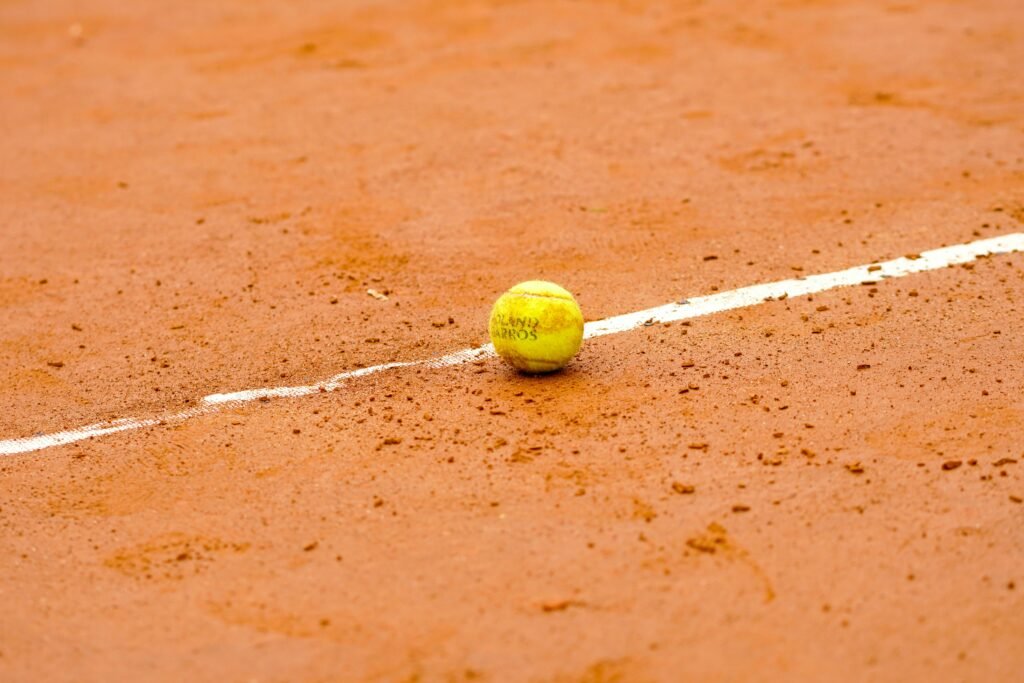 O saibro é utilizado nas quadras de Roland Garros