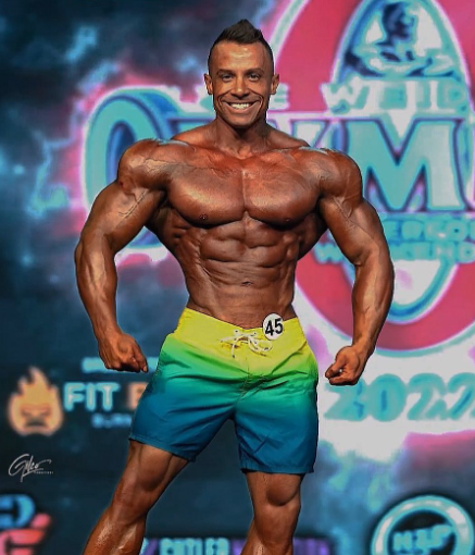 Diogo Montenegro no palco da Men's Physique do Mr Olympia