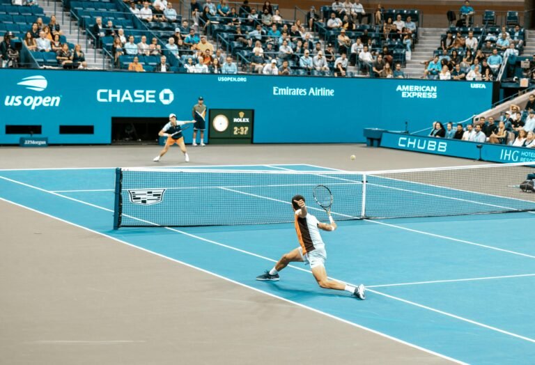 Partida de tênis no US Open com dois jogadores em ação, usada para ilustrar como funciona a pontuação no tênis